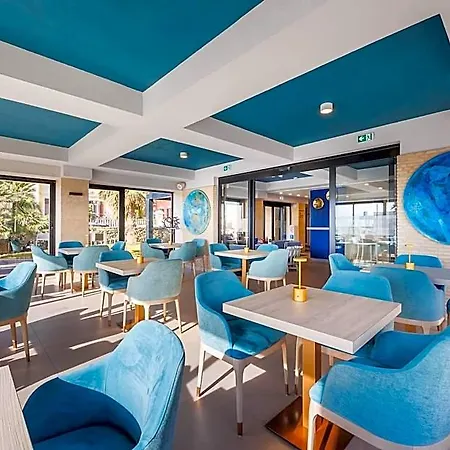 Fly Deco Hotel